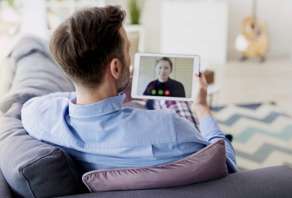 En person som sitter med en psykolog online og snakker om tegn på depresjon og hvordan komme gjennom depresjon