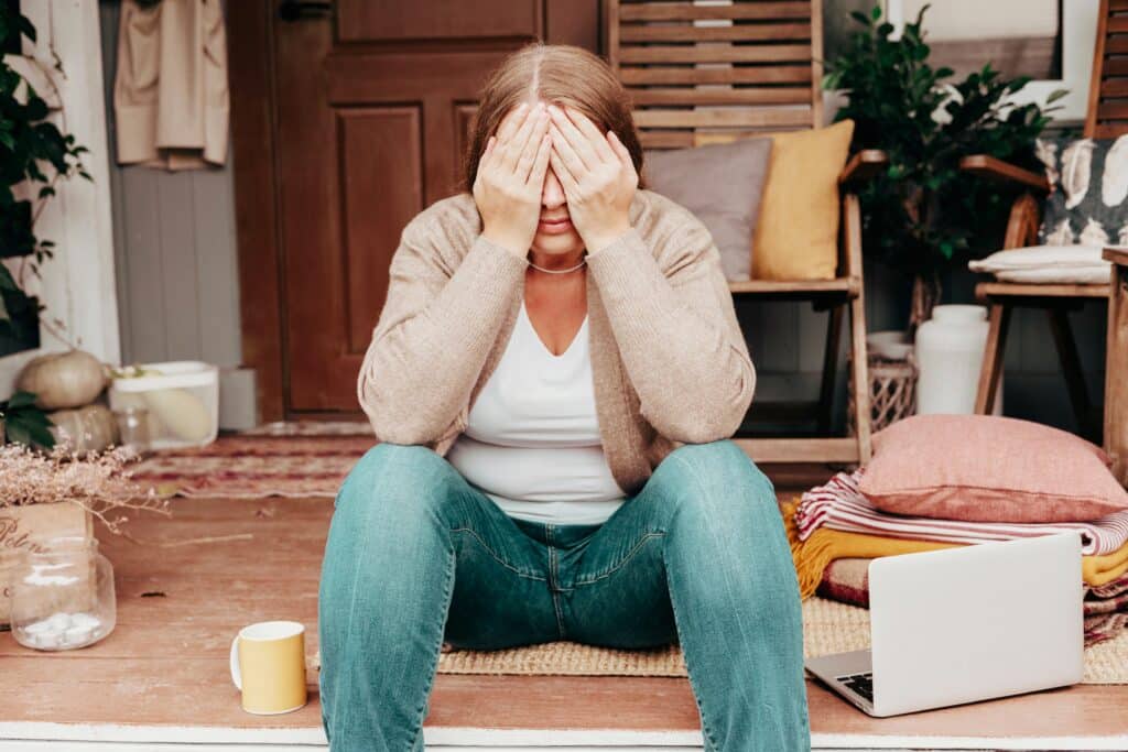 Kvinne som ser tankefull ut, illustrerer usikkerhet og skam rundt sexavhengighet.